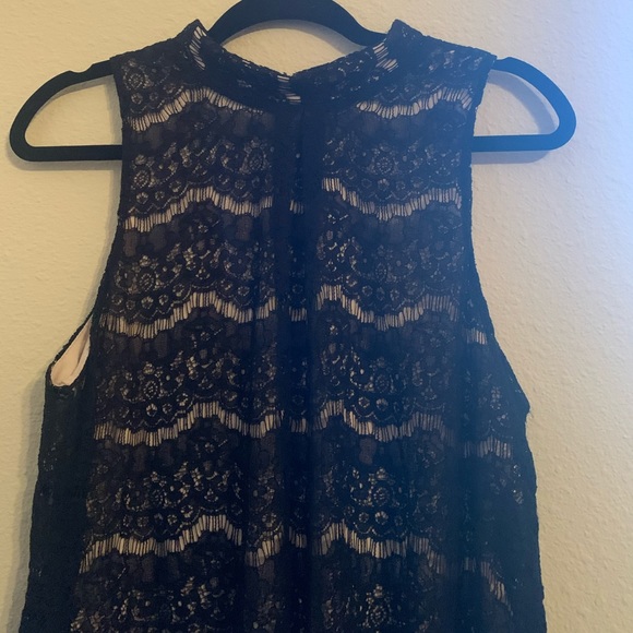 Lace Sleeveless Neck High Top - Picture 3 of 6